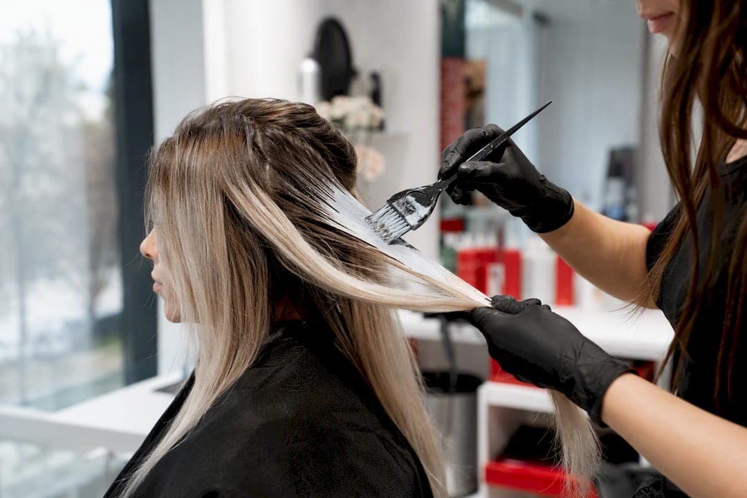 Platynowy blond ombre: efekt, pielęgnacja i koszty