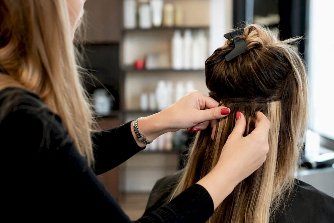Balayage z doczepami: jak dobrać kolor, by wyglądał naturalnie
